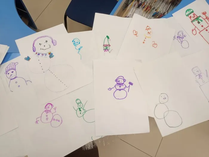 Морковкой нос, в руке метла, боится солнца и тепла…