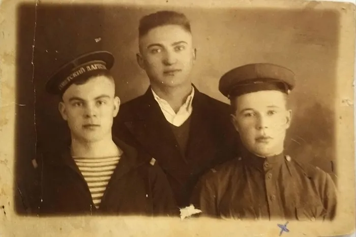 1 Нечитаев Ф.А. крайний справа. В 16 лет убежал на фронт.