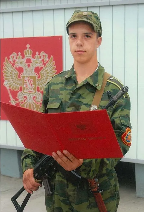 6 6Бабарыкин Артем на принятии присяги, НВВКУ, 2008 год. Фото из музея школы №10