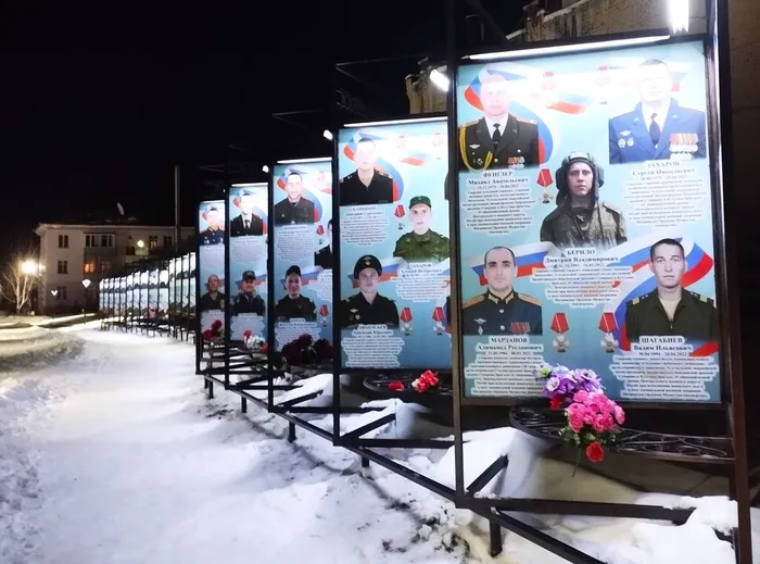 Героев славных имена, памятные стенды