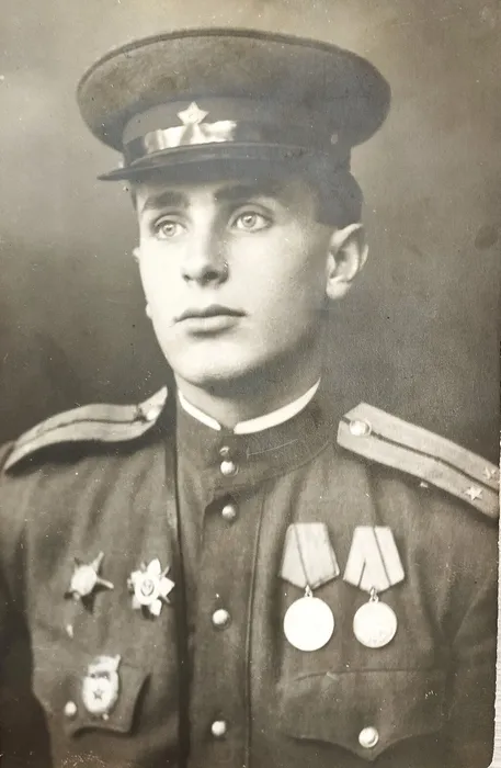1. Пугачев П.Я., гвардии лейтенант, г. Берлин, 13 сентября 1945 г.