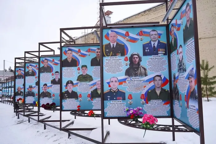 Героев славных имена, памятные стенды