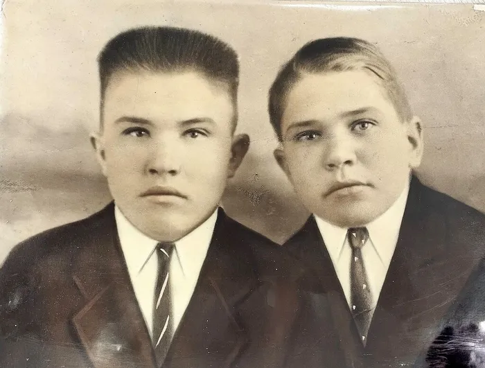 2 Братья Завьяловы Сергей (1922 г.р.) и Семен (1924 г.р.), 1941 год. Сергей перед призывом в армию.