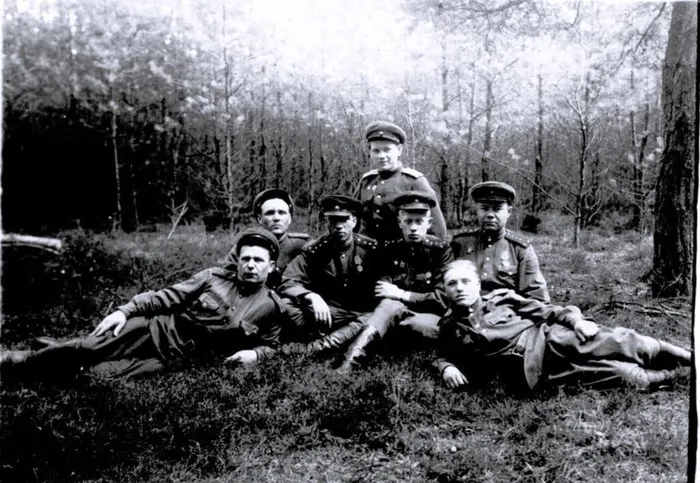 1. Нечаев И. Н. с товарищами по службе. Первый слева, лежит;