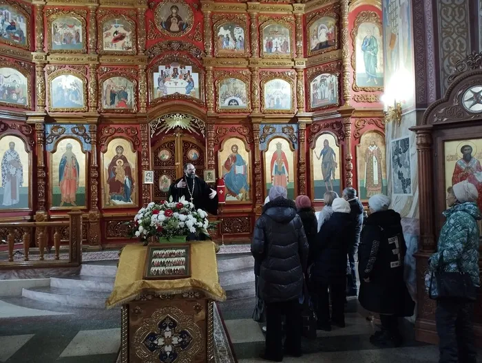 Туристы в библиотеке