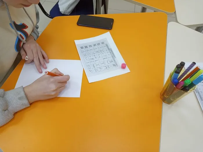 Морковкой нос, в руке метла, боится солнца и тепла…