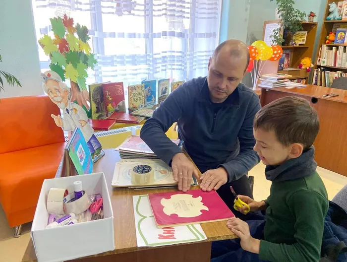 С папой в библиотеке