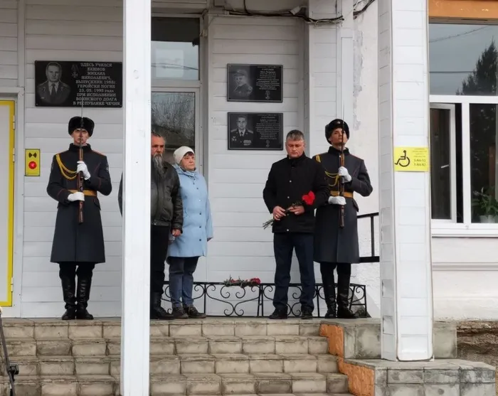 2 Открытие мемориальной доски. Фото из музея школы №10, 2023 г.