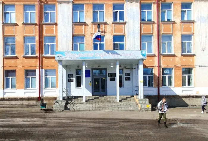 3. Фасад школы №10. Фото В. Григорюк, апрель 2026 год.