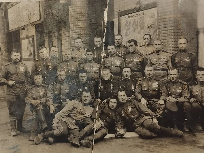 3. Однополчане. Япония, 1945. Морозов В.З. во втором ряду сидит второй справа.