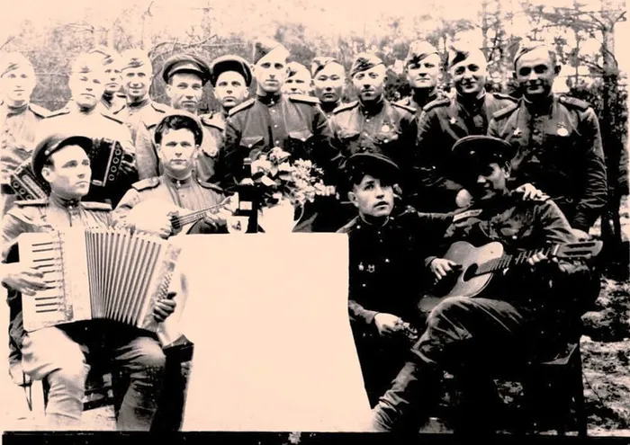 2. Нечаев И. Н. в первом ряду, сидит слева второй;