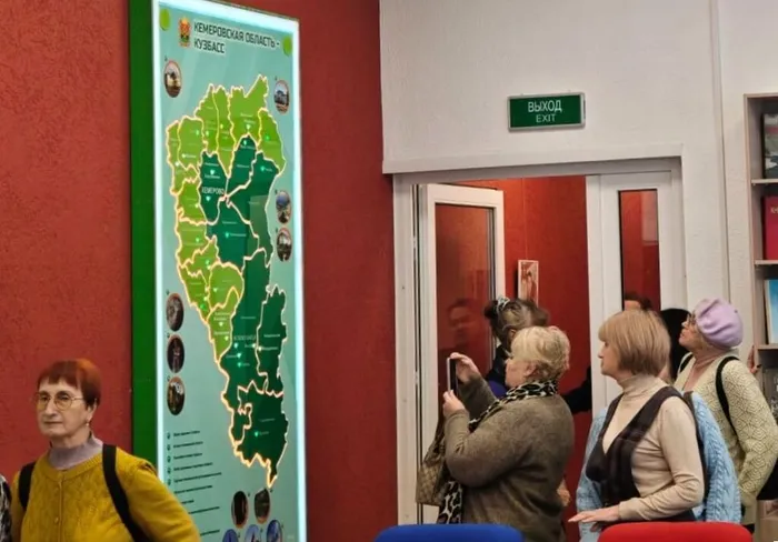 Туристы в библиотеке