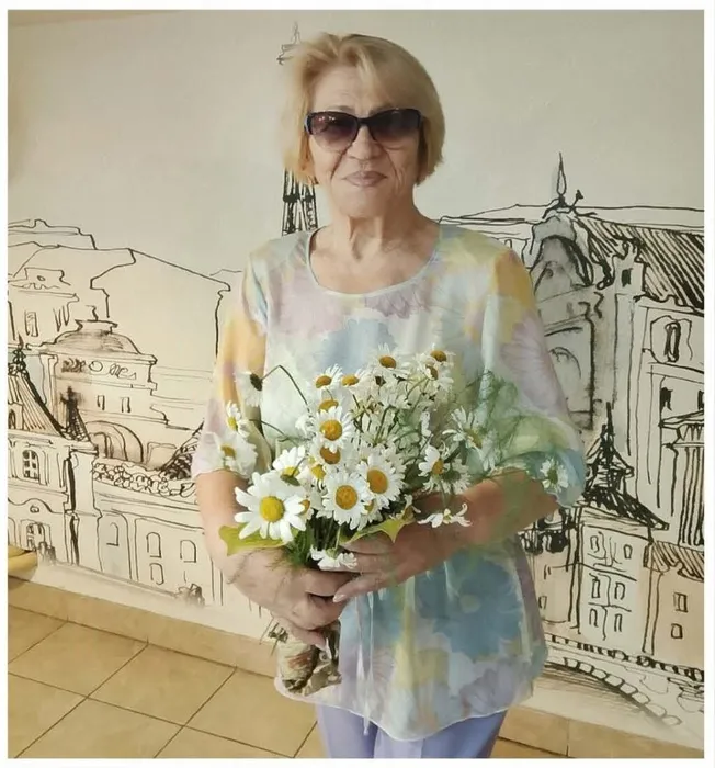«Палитра августа»: библиотека встретила осень выставкой цветочной фотографии