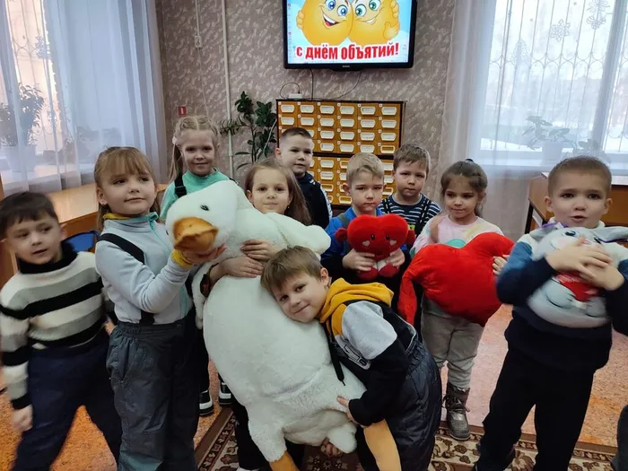 «От объятий станет всем теплей»