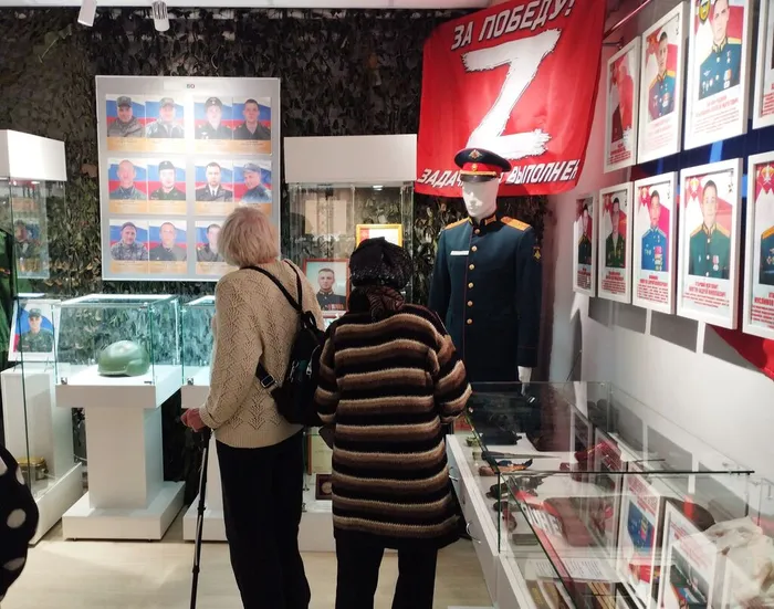 Туристы в библиотеке