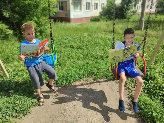 С книгой – на качелях и вверх ногами!