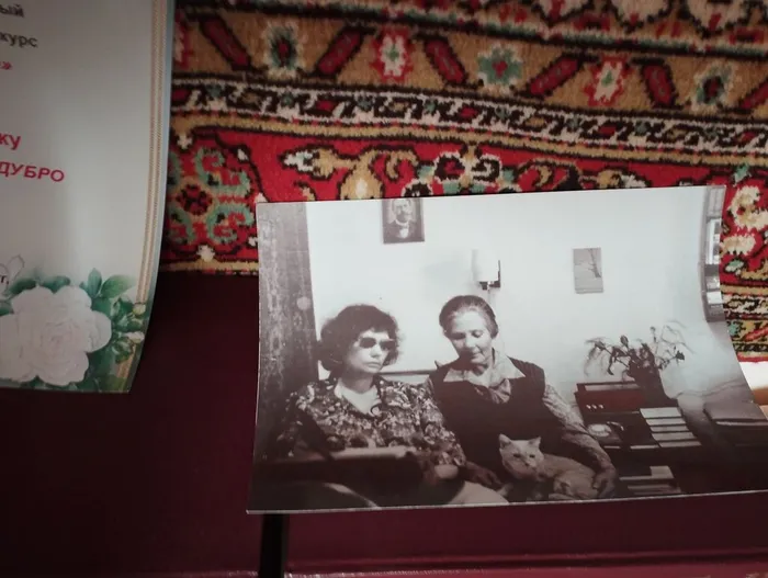 20.	Комната Екатерины Дубро. Фотография с мамой, Вероникой Евсеевной.