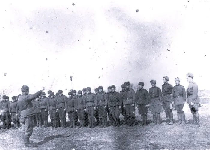 3. 27.08.43 года в районе деревни Нечаев И. Н. проводит политработу с молодыми бойцами под обстрелом;