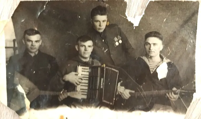 3. Нечитаев Ф.А. на военной службе. Стоит с двумя медалями.
