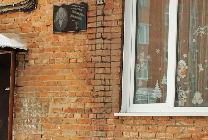 Мемориальная доска Гусеву А.И. фото В. Григорюк, март 2026 г