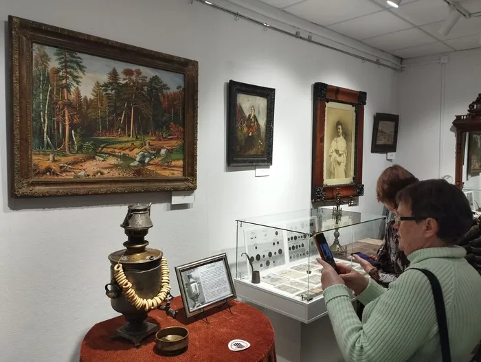 Туристы в библиотеке