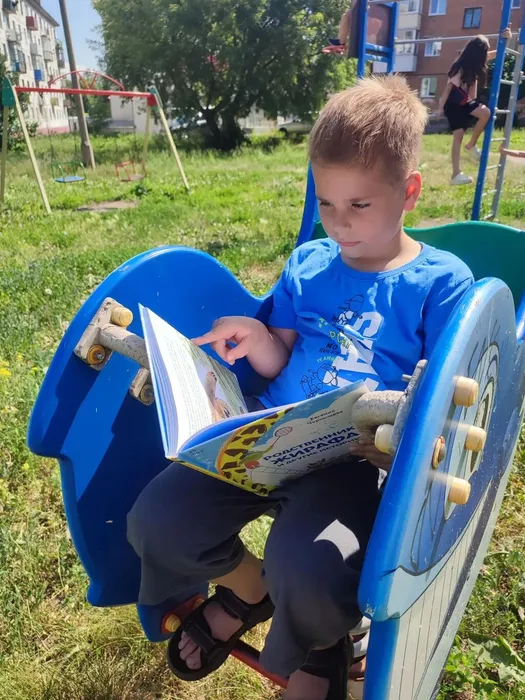 С книгой – на качелях и вверх ногами!