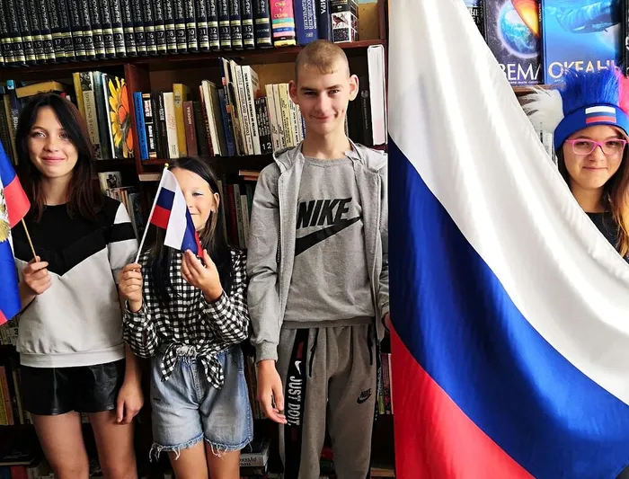 Патриотический час «Народы едины под солнцем России»