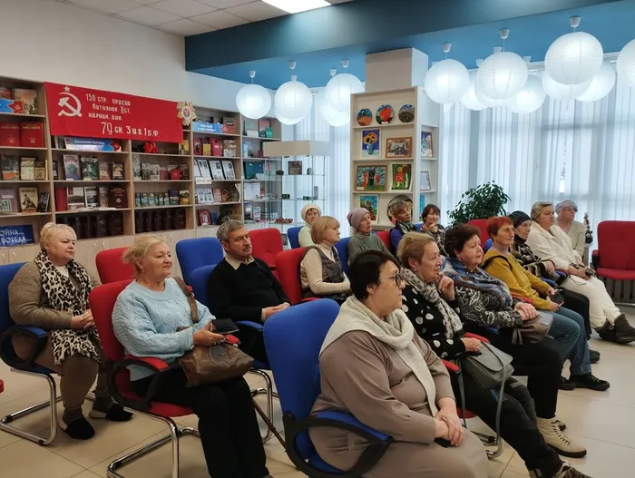 Туристы в библиотеке