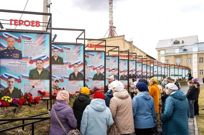 Героев славных имена, памятные стенды