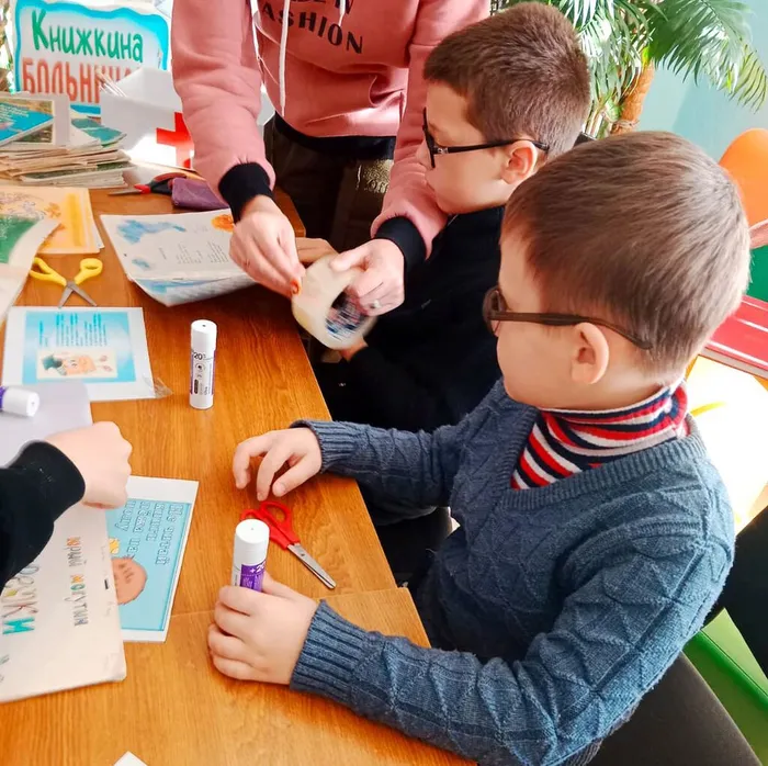 С папой в библиотеке