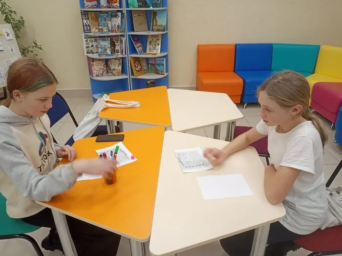 Морковкой нос, в руке метла, боится солнца и тепла…