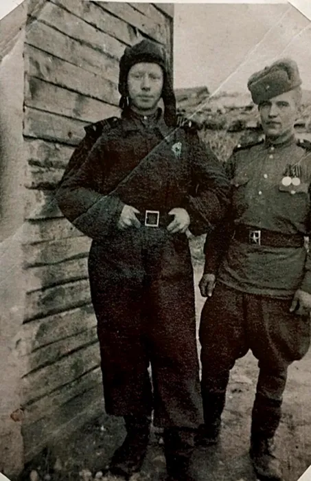 2 танкист Сайбаталов Н.Ш. на фото слева