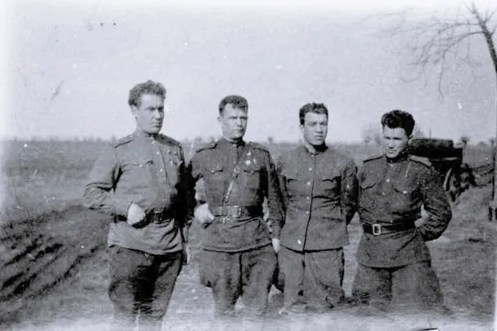 4 Нечаев И. Н. второй слева. 1945 г. Германия;