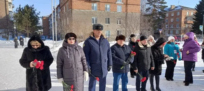 6 Открытие мемориальной доски Коробейникову А.Е. Фото из музея