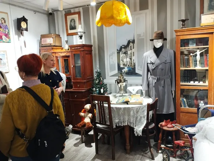 Туристы в библиотеке