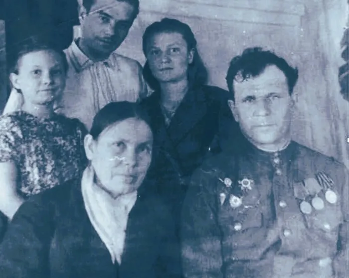 9. Нечаев Иван Никифорович вернулся с войны в июле 1946 года. На фото слева - жена Лукерья Васильевна; вверху слева направо младшая дочь