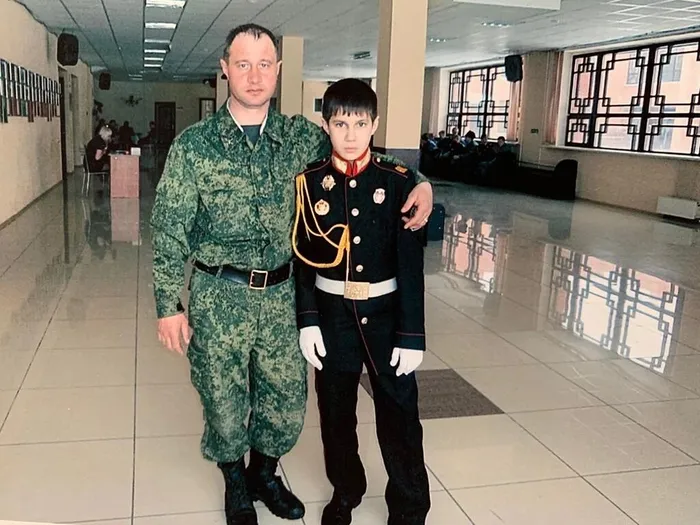 1 Кадет Александр Коробейников с отцом Евгением Николаевичем, 2011 г.