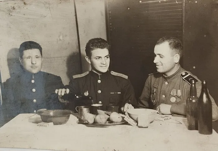 2. С сослуживцами. Морозов В.З. крайний справа