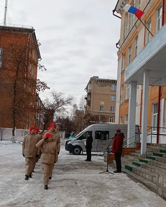7 Открытие мемориальной доски. Фото из музея школы №10, 2022 г.