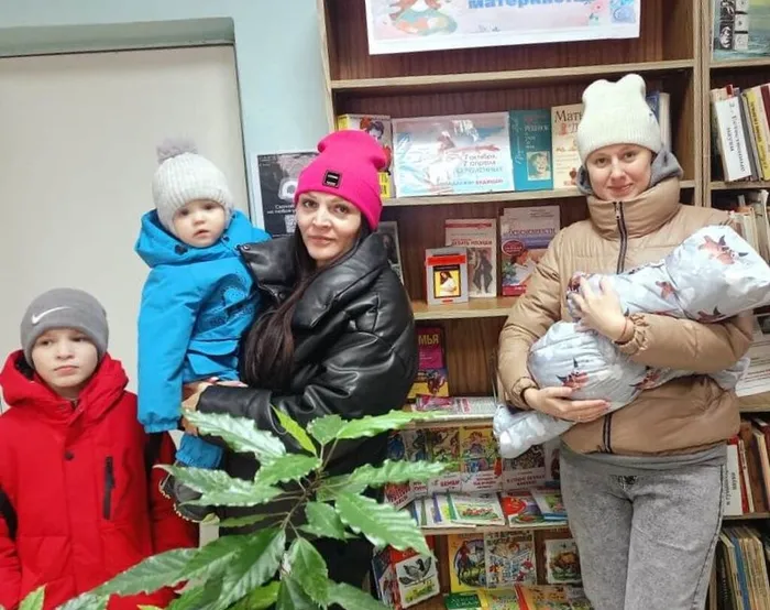 Выставка-диалог «Радость материнства»