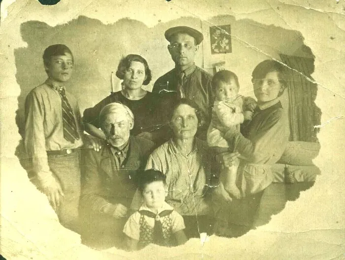 1. Ковалев Александр, довоенная фотография с семьей