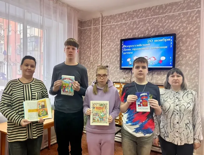 20 ноября ежегодно отмечается Всемирный день ребенка. Именно в этот день в 1989 году была принята «Конвенция о правах ребенка», которая признала, что ребенку для всестороннего и гармоничного развития личности необходимо расти в семейном окружении, атмосфере счастья, любви и взаимопонимания. 
💥В детской библиотеке №5 состоялся познавательный час «Детский закон – закон о нас, для нас, за нас». В ходе мероприятия ведущие познакомили детей с основными понятиями «право» и «обязанность». Ребята узнали о важном международном документе — Конвенции о правах ребенка, который защищает интересы детей по всему миру. Также были рассмотрены различные жизненные ситуации, касающиеся нарушений прав детей, что помогло участникам лучше понять важность этих прав. 
В завершение мероприятия все присутствующие посмотрели мультипликационный фильм «Смешарики. Азбука прав ребенка», который наглядно иллюстрировал основные права детей.