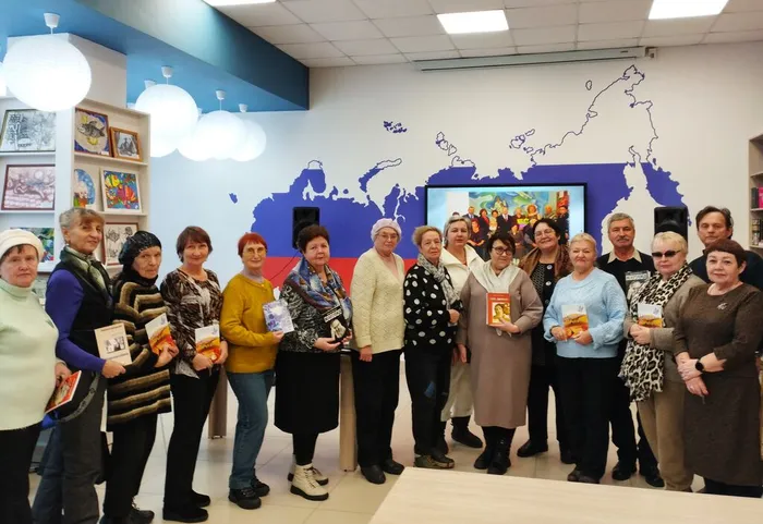 Туристы в библиотеке