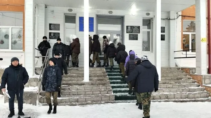 5 Открытие мемориальной доски Карепину В.Д. Фото из музея школы №10, 2025 г.