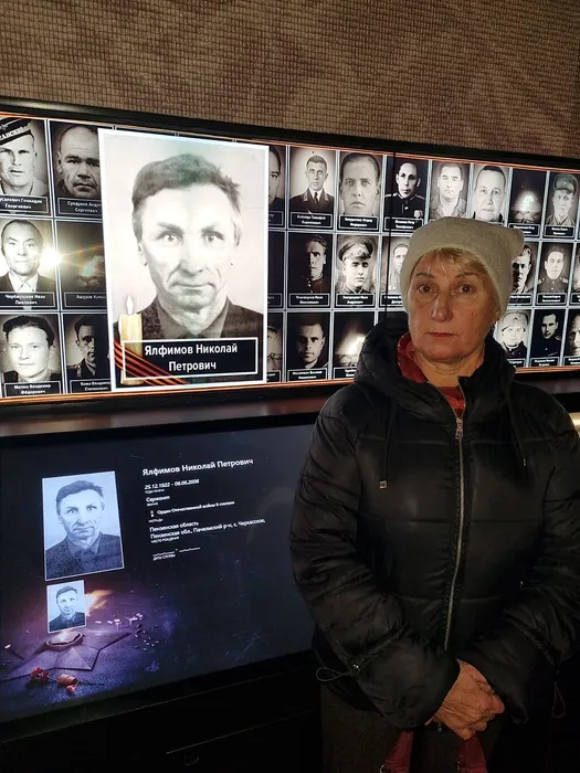 4 Рядом с потретом отца Н.П. Ялфимова в парке Патриот в Москве дочь Бортникова К.Н., 2024 год