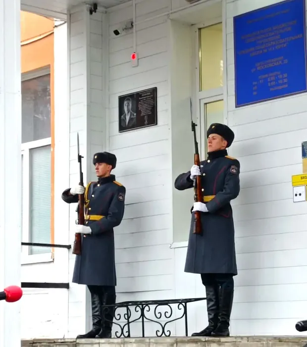 4Открытие мемориальной доски Толмачеву В.С. Фото из музея школы