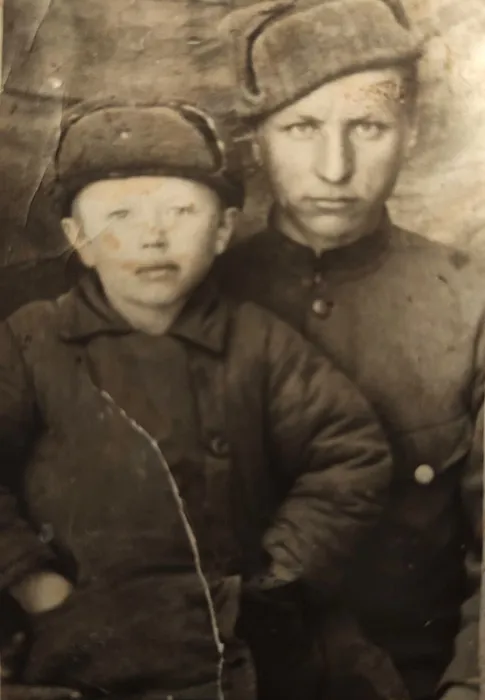 1 Николай Ялфимов перед уходом на фронт 1941 год, фото с племянником на память