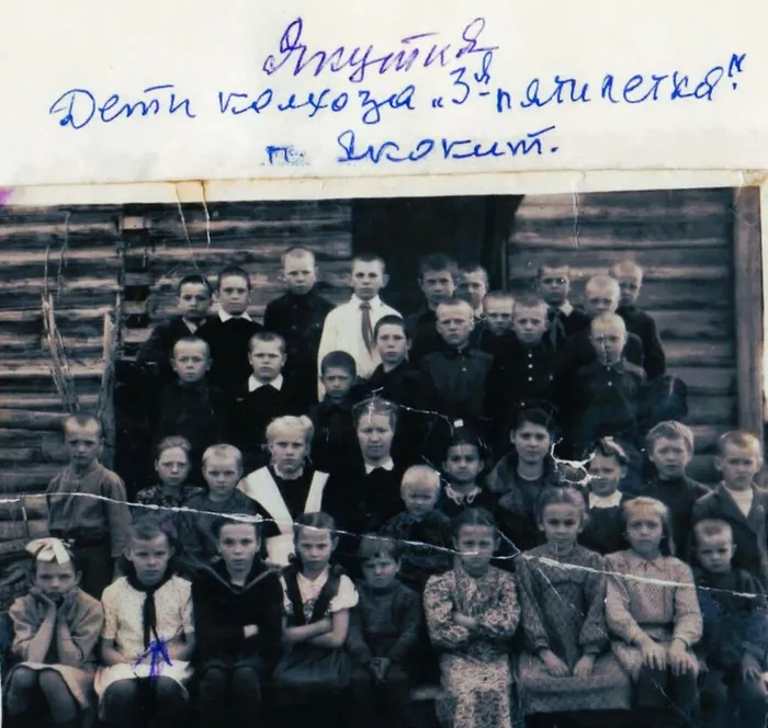 2 Вилкина Ангелина Петровна первый ряд, вторая слева, школьное фото, п. Якокит