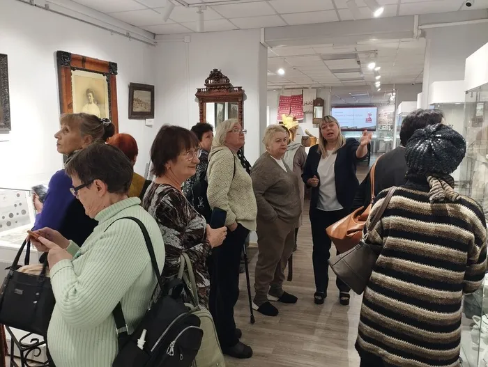 Туристы в библиотеке