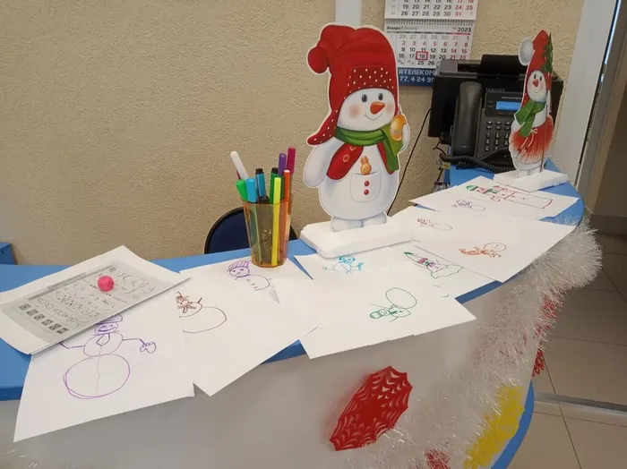 Морковкой нос, в руке метла, боится солнца и тепла…